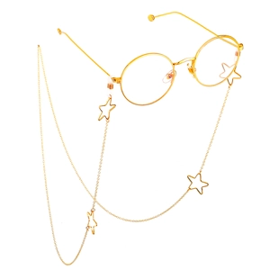 Goldene Brillenkette mit hohlen Sternen und runder Brille im 45-Grad-Winkel gezeigt