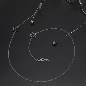 Catenina per occhiali in metallo argento con stelle e anelli in silicone su grigio