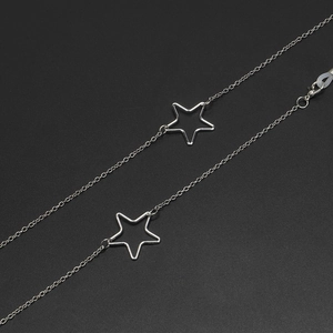 Dettaglio catena per occhiali argento con stelle traforate e asole antiscivolo in gomma