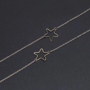 Catenina per occhiali in metallo dorato con ciondoli a stella e design antiscivolo