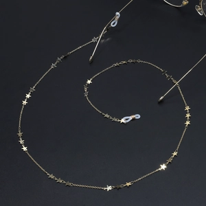 Chaîne à lunettes dorée minimaliste avec étoiles et boucles en silicone sur fond noir