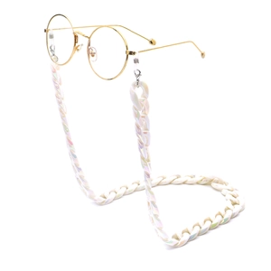 Catenella per occhiali in acrilico bianco perlato con maglie grandi e riflessi arcobaleno