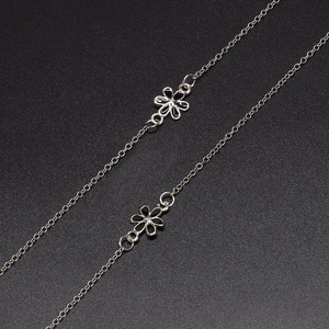 Fashion Metal Eyewear Chain With Black Flower Charms Anti-Slip Sunglasses Strap For Women Secure Reading Glasses Accessory