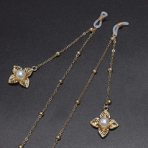 Elegant Glasses Chain Metal Eyeglass Strap With Faux Artificial Pearl Flower Pendant Non Slip Silicone Loops For Women Vintage