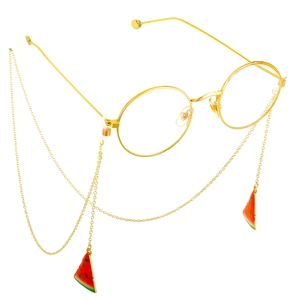 Chaîne de lunettes dorée avec pendentifs pastèque rouge et vert sur fond blanc épuré