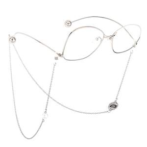 Silberne Metallbrille mit Brillenette aus Perlen und D-Anhänger mit Strasssteinen
