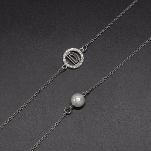 Silberne Brillenkette mit funkelndem D-Buchstabenanhänger und edler weißer Perle