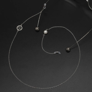 Silberne Brillenkette mit D-Anhänger aus Kristall, weißer Perle und Silikonschlaufen
