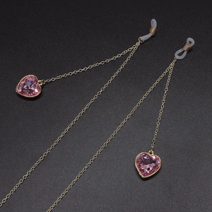 Gouden brillenkoord met roze hartvormige kristallen hangers en antislip rubberen lussen