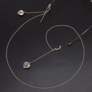 Gouden metalen brillenkoord met hartvormige kristallen hangers en antislip lussen