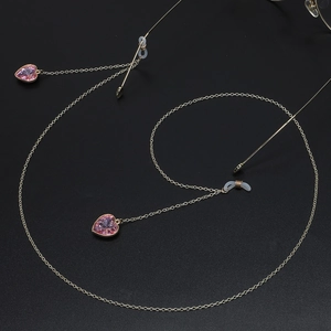 Gouden brillenkoord van metaal met roze hartkristallen en antislip siliconen ringen