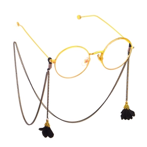 Lunettes rondes dorées avec chaîne en perles noires et décor de fleur noire