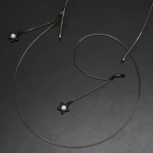 Chaîne de lunettes chic noire et dorée avec pendentif fleur en perle et étoiles