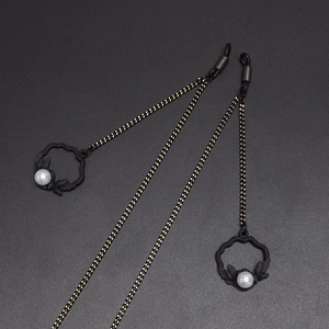Chaîne à lunettes tendance noir et or avec un pendentif en fleur et une perle élégante