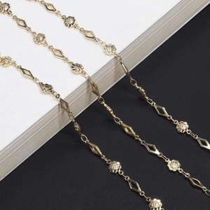 Gold Plated Alloy Eyeglass Chain Floral Hollow Diamond Geometric Anti-Slip Glasses Lanyard Retro Decorative Holder