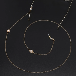 Chaîne élégante en or pour lunettes avec perles blanches et attaches en silicone