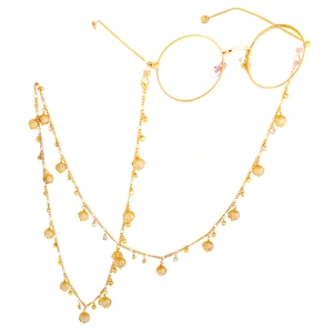 Goldene Brillenkette mit hohlen Metallkugeln und rutschfesten Gummischlaufen auf Weiß