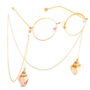 Chaîne de lunettes dorée avec pendentifs coquillages et lunettes rondes dorées