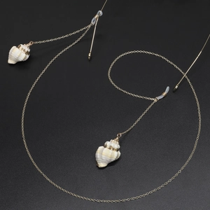 Chaîne à lunettes minimaliste en métal doré avec pendentifs coquillages blancs sur noir