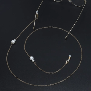 Chaîne à lunettes dorée élégante avec perles blanches et boucles en silicone réglables