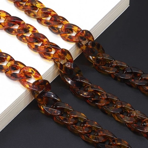 Amber leopard print resin chain link for sunglasses with minimalist vintage style