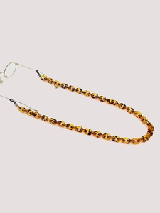 Détail d'une chaîne de lunettes en résine léopard avec boucles antidérapantes