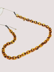 Détail d'une chaîne à lunettes en acrylique léopard avec boucles réglables en caoutchouc