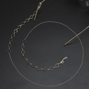 Chaîne à lunettes dorée en métal avec breloques losanges et boucles de réglage en silicone