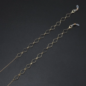 Chaîne de lunettes dorée avec maillons losanges creux et boucles en silicone
