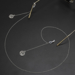 Vue détaillée de la chaîne de lunettes argentée avec pendentifs Arbre de Vie et boucles silicone