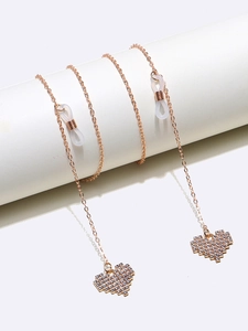 Dettaglio della catena per occhiali oro rosa con ciondoli a cuore pixel e cristalli