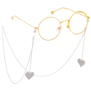 Occhiali dorati rotondi con catenella d'argento e ciondoli a cuore con strass brillanti