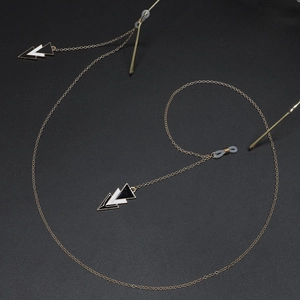 Goldene Brillenkette mit schwarz-weißen Dreieck-Anhängern und Anti-Rutsch-Schlaufen