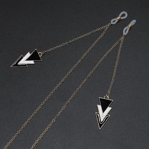 Goldene Antirutsch-Brillenkette mit geometrischen schwarz-weißen Emaille Emaille-Dreieck-Anhängern