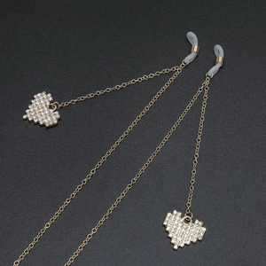 Catenella per occhiali in metallo dorato antiscivolo con ciondoli a cuore e strass lucidi