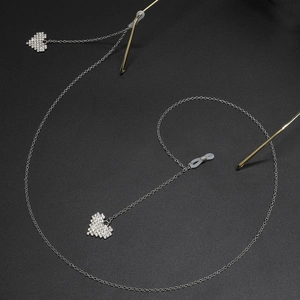 Catenina per occhiali in metallo argento con ciondoli a cuore in cristallo e gommini antiscivolo