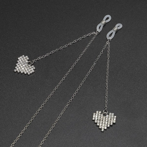 Dettaglio catena per occhiali argento con ciondoli a cuore in strass e passanti