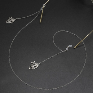 Silver punk skull eyewear chain with fine metal links and non-slip rubber loops