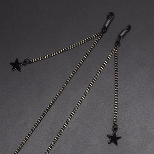 Chaîne de lunettes minimaliste noire et dorée avec pendentif étoile noire et boucles