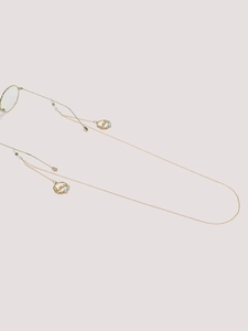 Détail de chaîne à lunettes dorée avec breloques LOVE et perles blanches élégantes