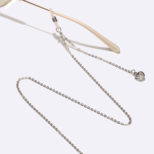 Vue détaillée d'une chaîne de lunettes argentée avec pendentif cœur en zircon et boucle fixe