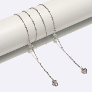 Chaîne à lunettes argentée avec pendentifs cœur en zircon et boucles antidérapantes