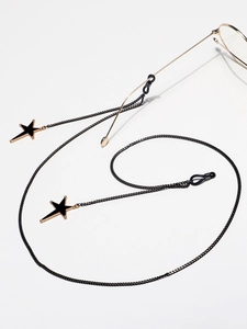 Détail d'une chaîne de lunettes noire avec pendentifs étoiles et boucles en caoutchouc