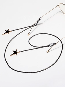 Détail d'un cordon à lunettes noir avec pendentifs étoiles dorées et boucles de fixation
