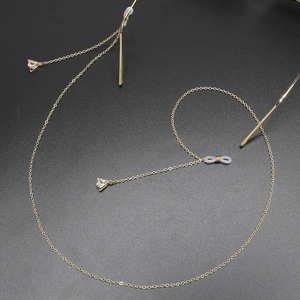 Catena per occhiali dorata antiscivolo con ciondoli in zircone a triangolo su grigio