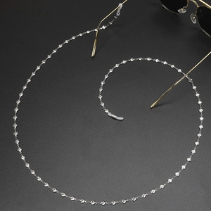 Chaîne de lunettes en acier inoxydable argenté avec maillons cœur et boucles en silicone
