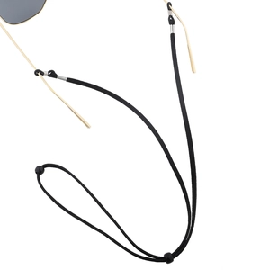 Détail du cordon à lunettes noir antidérapant avec perles réglables et embouts dorés