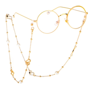 Catena per occhiali dorata con perle e pendenti a cuore con strass scintillanti