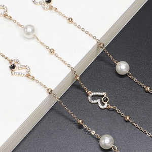 Catenina per occhiali dorata con perle e ciondolo a cuore con strass e perle nere