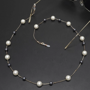 Chaîne à lunettes dorée avec perles grises et blanches en spirale élégante